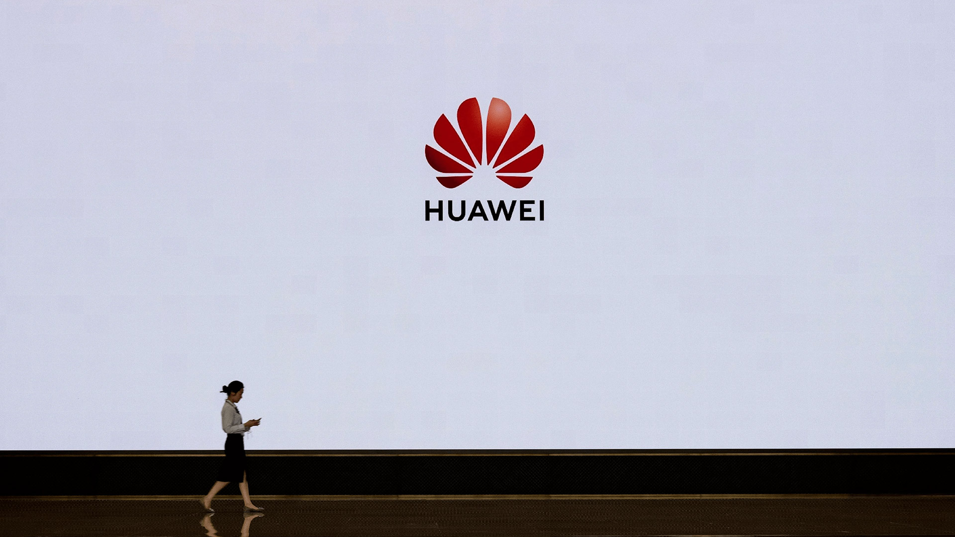 華為(wèi)LOGO設計(jì)在背景闆的(de)效果